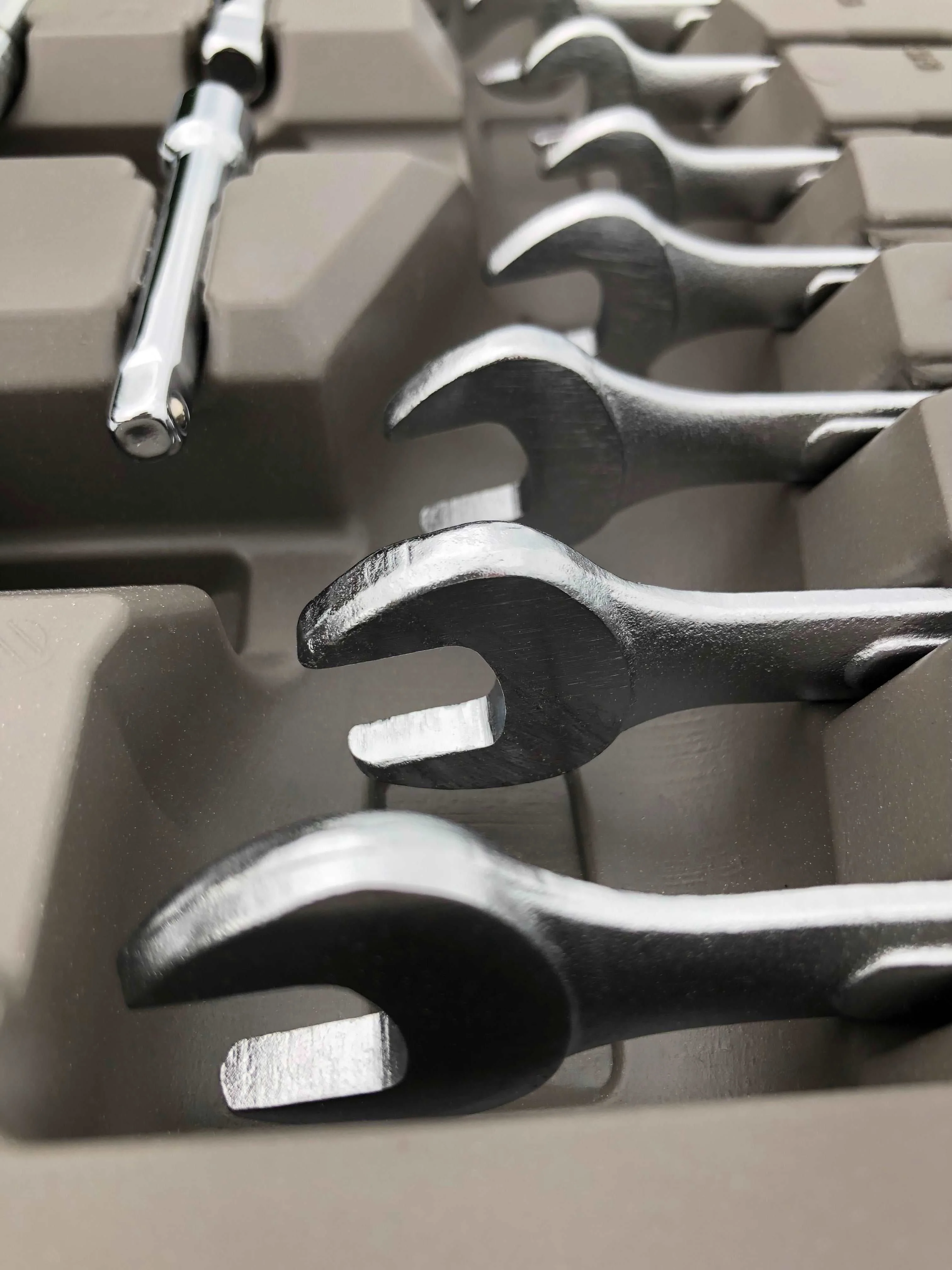 95 Piece Mechanics Tool Set in Metric and SAE for Small Engine, Mechanical and General Repairs – DT1242 - Image 9